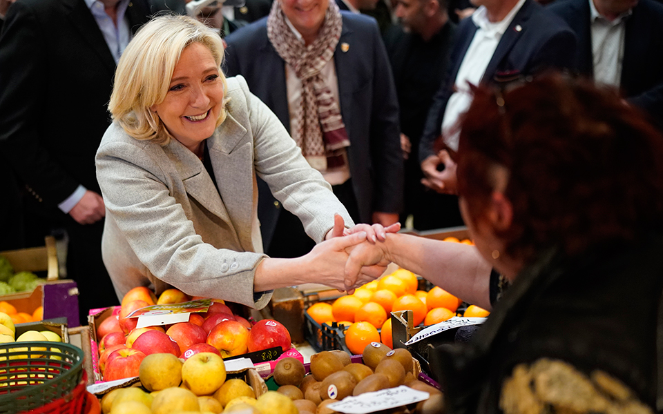 Γαλλία – Εκλογές: Μακρόν και Λεπέν κοιτάζουν προς τα αριστερά-2