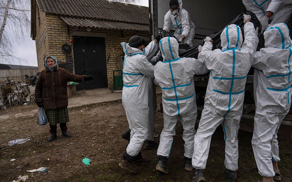 Ουκρανία: «Νιώθουμε χαμένοι» – Θρηνούν οι ηλικιωμένοι που έμειναν πίσω-2