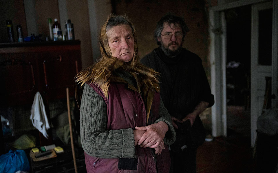 Ουκρανία: «Νιώθουμε χαμένοι» – Θρηνούν οι ηλικιωμένοι που έμειναν πίσω-1