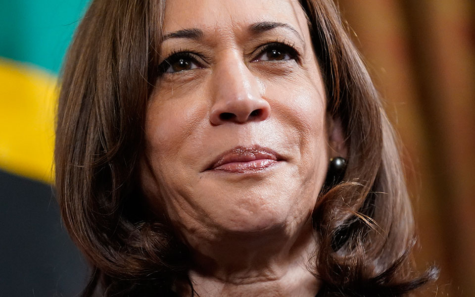 κάμαλα-χάρις-θετική-στον-κορωνοϊό-η-αν-561828403