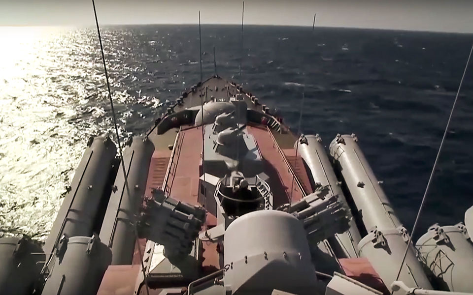 Εκκενώθηκε η ναυαρχίδα του ρωσικού στόλου στη Μαύρη Θάλασσα – Σοβαρές ζημιές παραδέχεται η Μόσχα-2