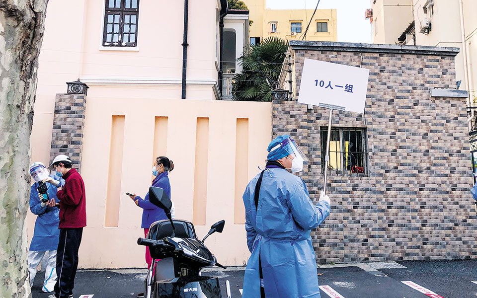 Σαγκάη: Νεκρή πόλη λόγω lockdown – «Δέκα σε κάθε γκρουπ» για rapid test-1