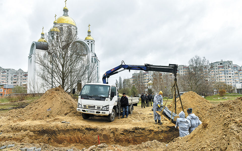 Ουκρανία: «Χριστός Ανέστη» και ομαδικοί τάφοι-1