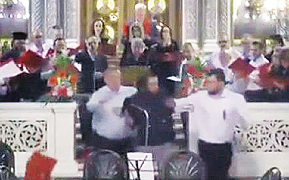 σύρος-ο-δράστης-της-εισβολής-στην-εκκλ-561822721