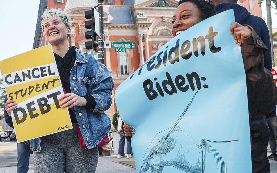 ο-μπάιντεν-συζητεί-διαγραφή-χρεών-φοι-561831478