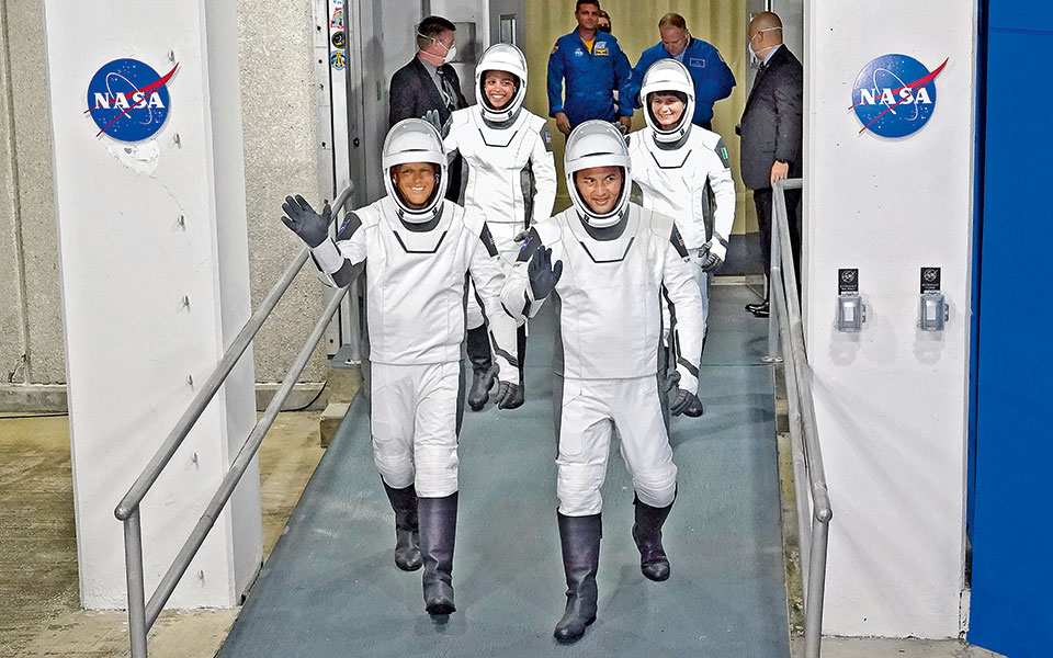 spacex-στο-διάστημα-οι-αστροναύτες-του-ελον-561831232