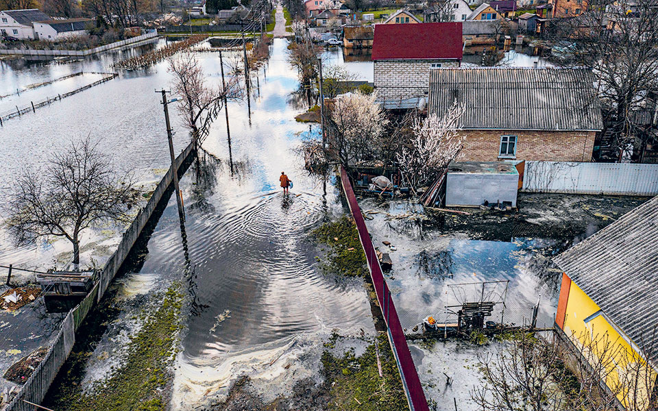 Πόλεμος στην Ουκρανία: Καλύτερα κάτω από το νερό, παρά στα χέρια των Ρώσων – Πλημμύρισαν ένα χωριό για να σώσουν τη χώρα-5