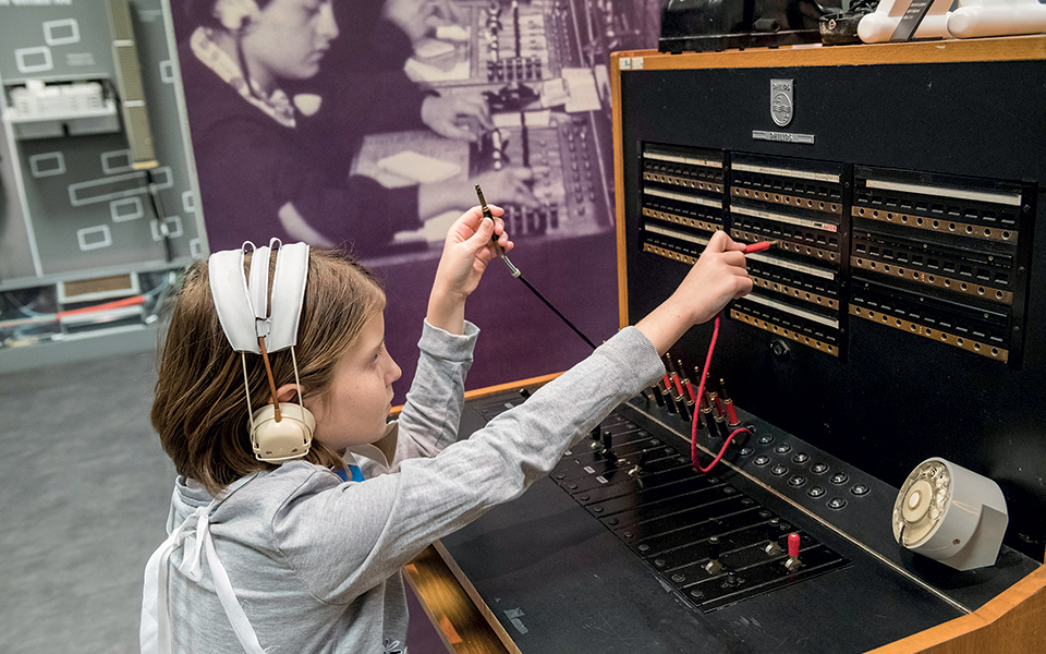 μαμά-τι-είναι-το-σταθερό-τηλέφωνο-561794470