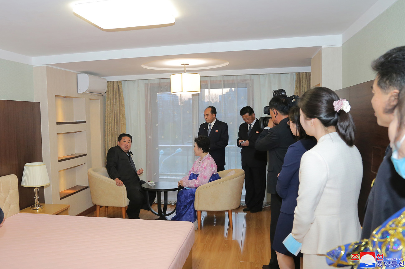 Βόρεια Κορέα: Ο Κιμ Γιονγκ Ουν χάρισε διαμέρισμα στην «εθνική» παρουσιάστρια (βίντεο)-2