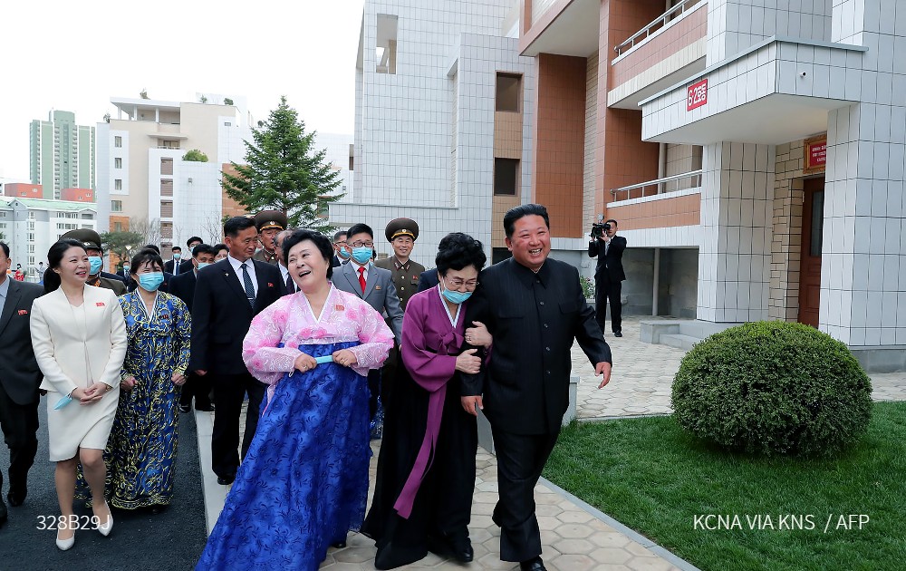 Βόρεια Κορέα: Ο Κιμ Γιονγκ Ουν χάρισε διαμέρισμα στην «εθνική» παρουσιάστρια (βίντεο)-1