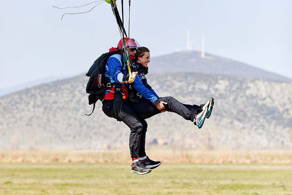 Ελεύθερη πτώση για πρωτάρηδες: Πώς είναι να βουτάς στο κενό από τα 14.000 πόδια;-6