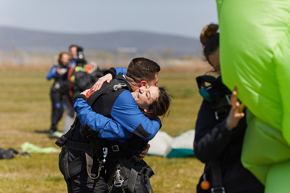 Ελεύθερη πτώση για πρωτάρηδες: Πώς είναι να βουτάς στο κενό από τα 14.000 πόδια;-7
