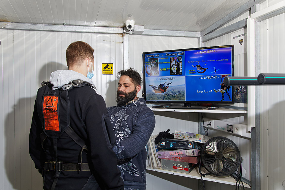 Ελεύθερη πτώση για πρωτάρηδες: Πώς είναι να βουτάς στο κενό από τα 14.000 πόδια;-2