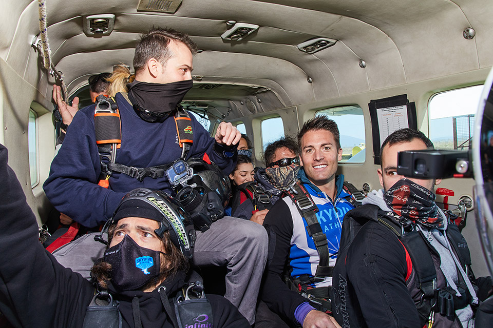 Ελεύθερη πτώση για πρωτάρηδες: Πώς είναι να βουτάς στο κενό από τα 14.000 πόδια;-4