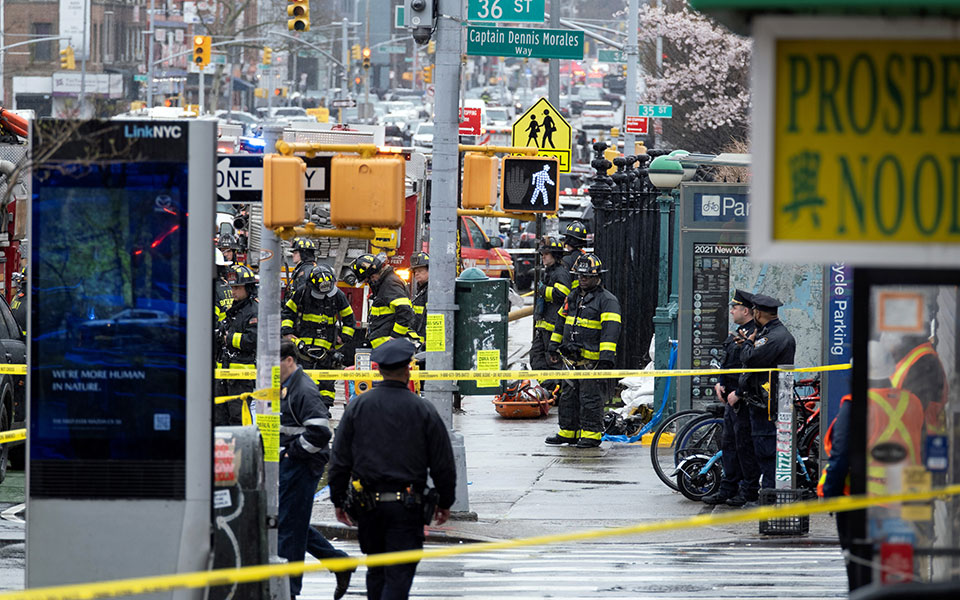 Μπρούκλιν – Νέα Υόρκη: Δεν ερευνάται ως τρομοκρατική ενέργεια το περιστατικό στο μετρό – Διαφεύγει της σύλληψης ο δράστης-3