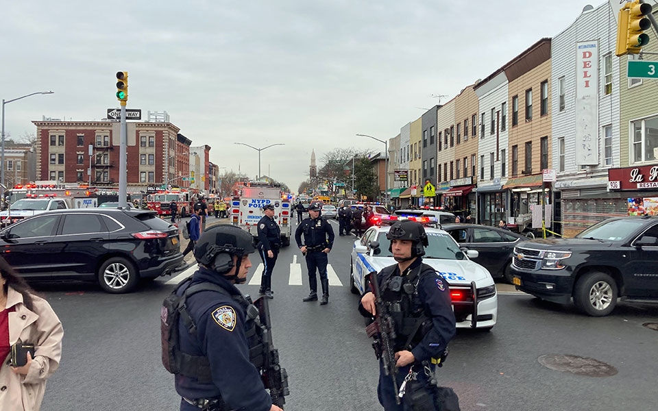 Μπρούκλιν – Νέα Υόρκη: Δεν ερευνάται ως τρομοκρατική ενέργεια το περιστατικό στο μετρό – Διαφεύγει της σύλληψης ο δράστης-5