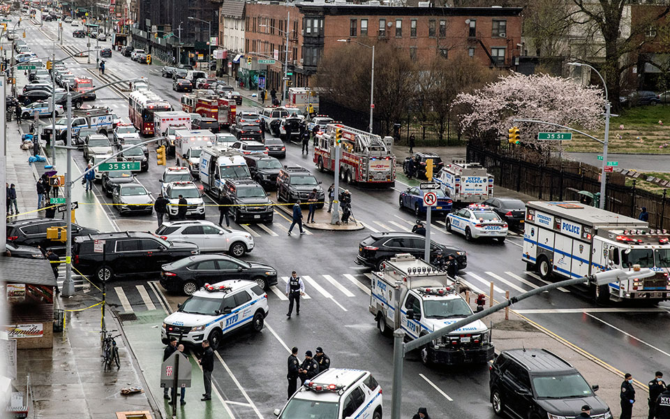 Μπρούκλιν – Νέα Υόρκη: Δεν ερευνάται ως τρομοκρατική ενέργεια το περιστατικό στο μετρό – Διαφεύγει της σύλληψης ο δράστης-4
