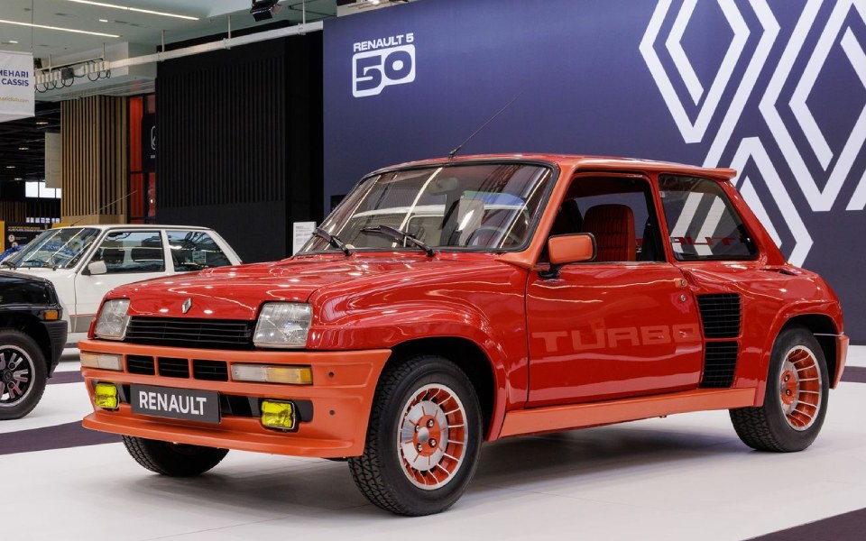 η-renault-γιορτάζει-τα-50-χρόνια-του-renault-5-561792502