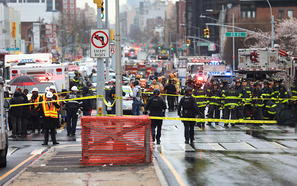 Μπρούκλιν – Νέα Υόρκη: Δεν ερευνάται ως τρομοκρατική ενέργεια το περιστατικό στο μετρό – Διαφεύγει της σύλληψης ο δράστης-6