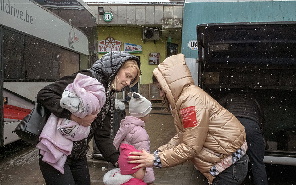 ουκρανοί-πρόσφυγες-αψηφούν-τον-κίνδυ-561796921
