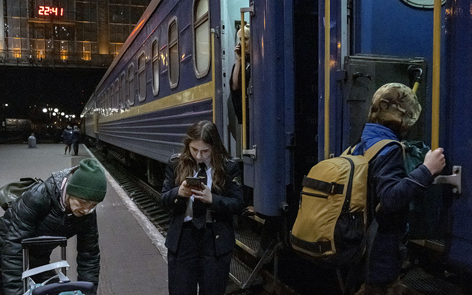 Ουκρανοί πρόσφυγες αψηφούν τον κίνδυνο και επιστρέφουν σπίτι τους-2