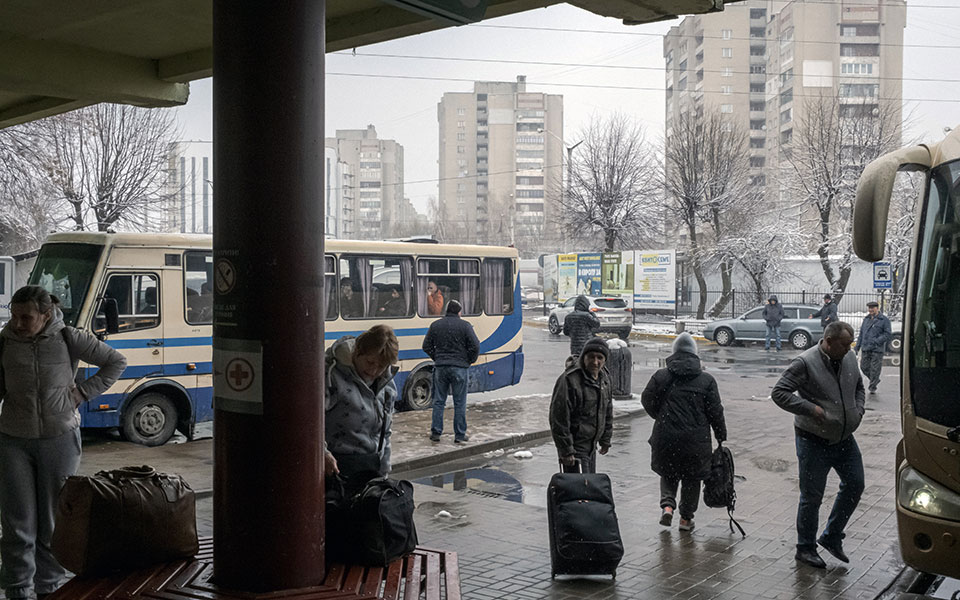 Ουκρανοί πρόσφυγες αψηφούν τον κίνδυνο και επιστρέφουν σπίτι τους-1