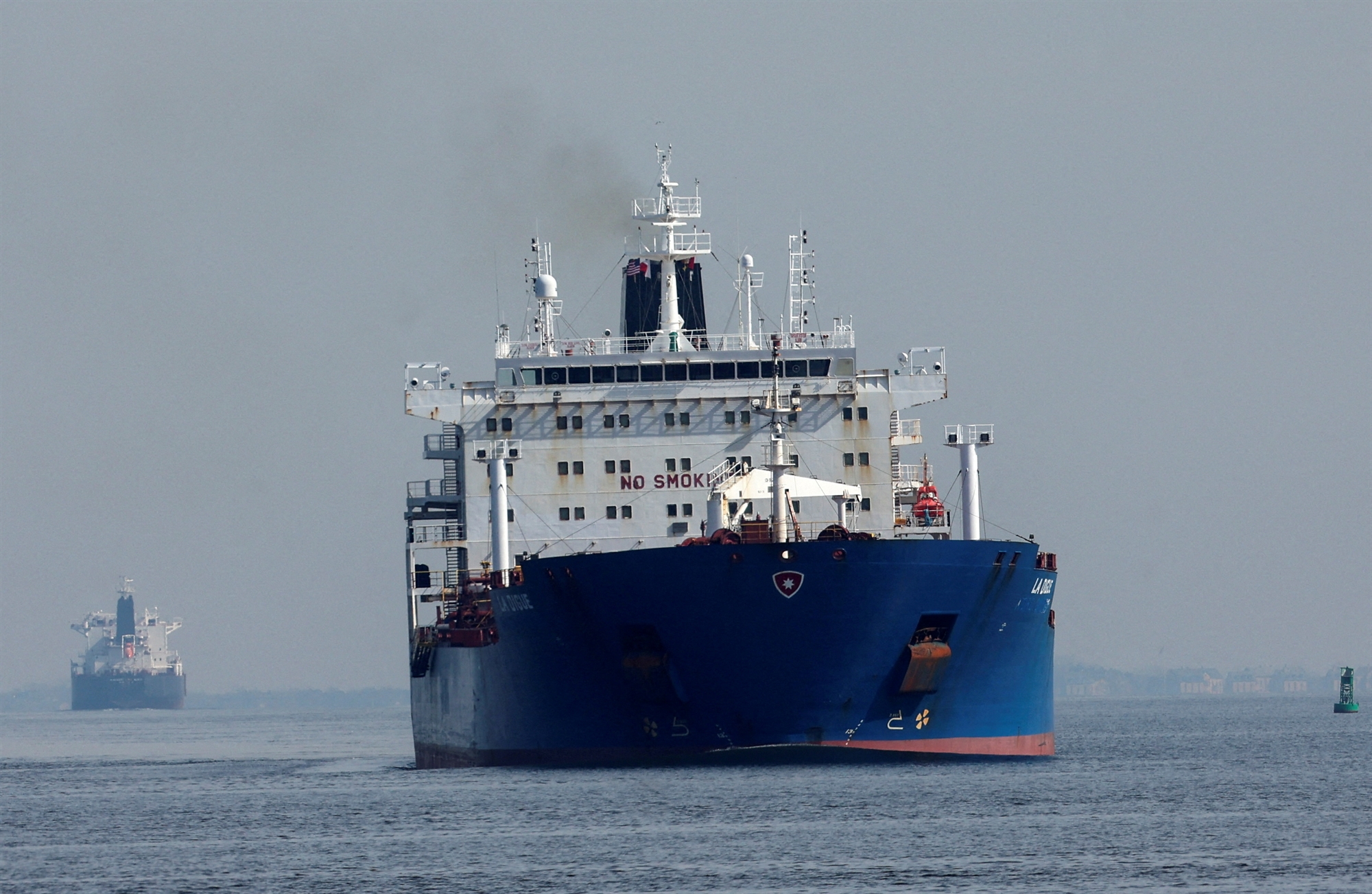 ρωσικά-πλοία-αλλάζουν-σημαία-για-να-απ-561794146