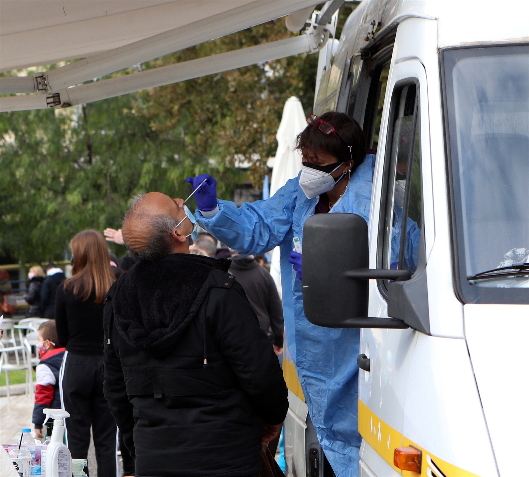 κορωνοϊός-δεν-σταματάμε-να-φοράμε-μά-561814060