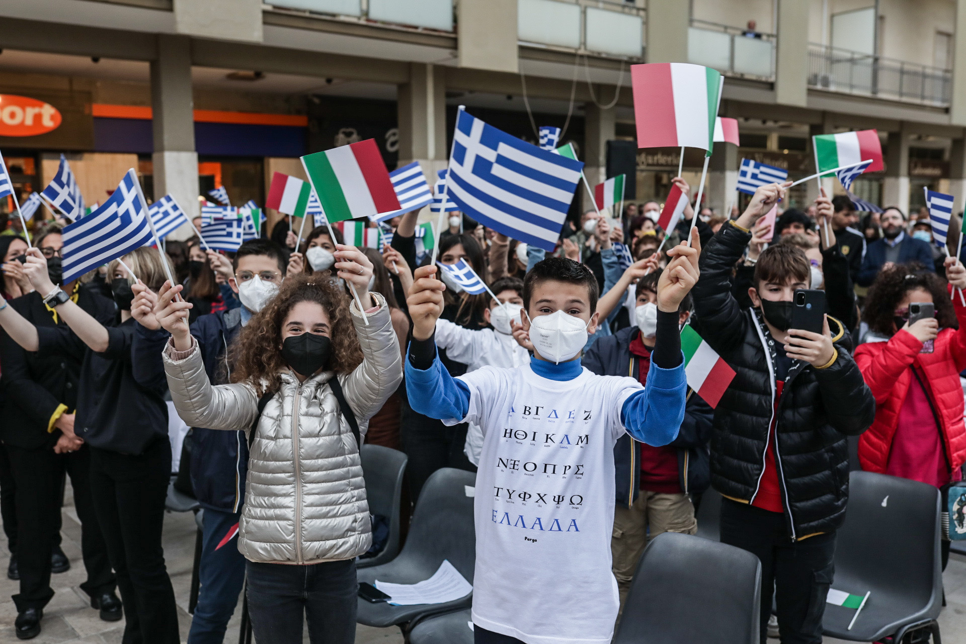 συγκίνηση-και-θερμή-υποδοχή-για-την-κα-561807928