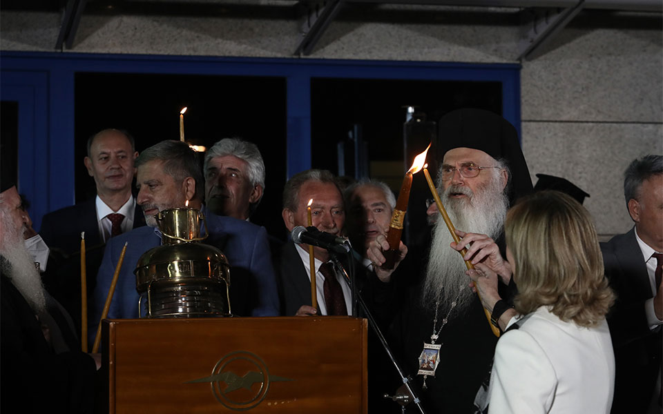 Έφτασε στην Αθήνα το Άγιο Φως-2