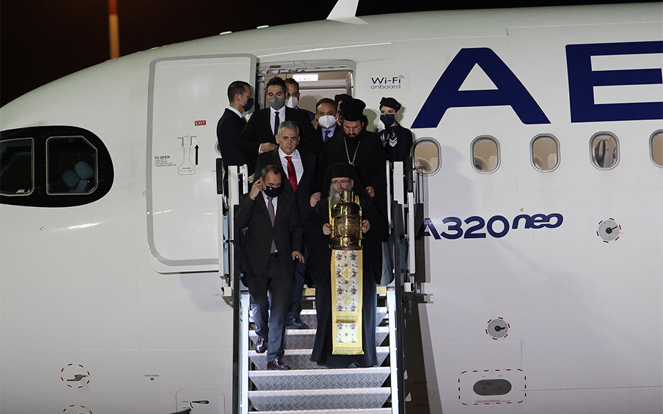 έφτασε-στην-αθήνα-το-άγιο-φως-561826462