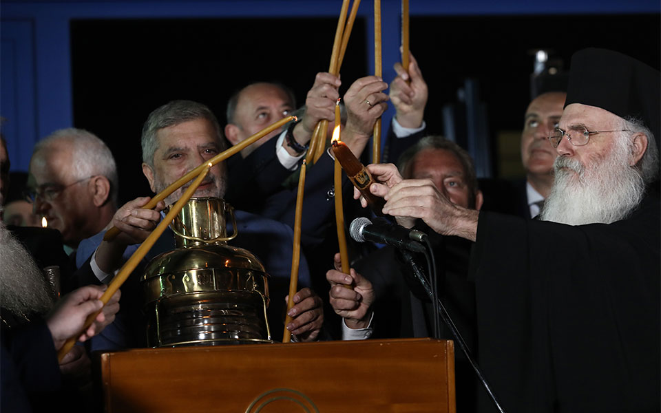 Έφτασε στην Αθήνα το Άγιο Φως-1