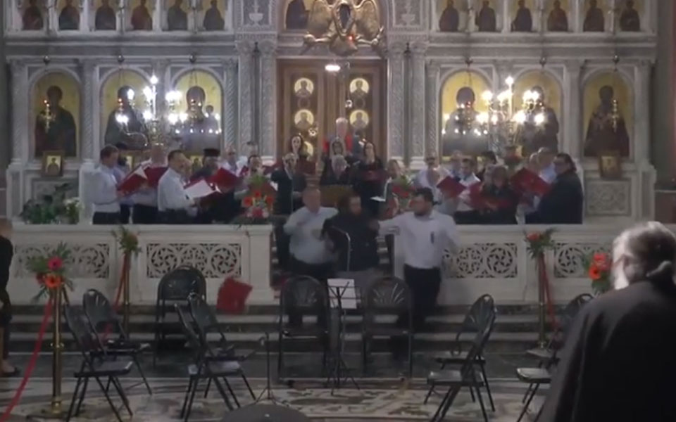 συνελήφθη-ο-άνδρας-που-μπήκε-σε-εκκλησ-561821443