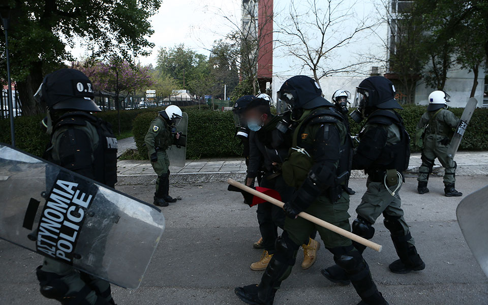 Θεσσαλονίκη: Επεισόδια στο ΑΠΘ – Τραυματίστηκε αστυνομικός, δύο συλλήψεις-2