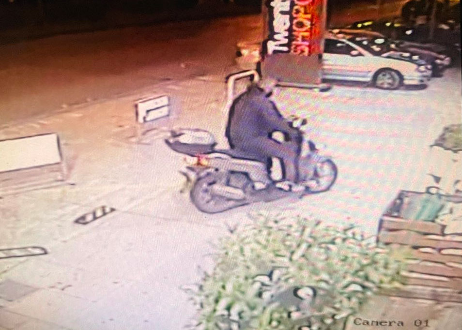 Νίκαια: Εφιαλτικές στιγμές για υπάλληλο καταστήματος – Την απείλησαν με μαχαίρι (video ντοκουμέντο)-1