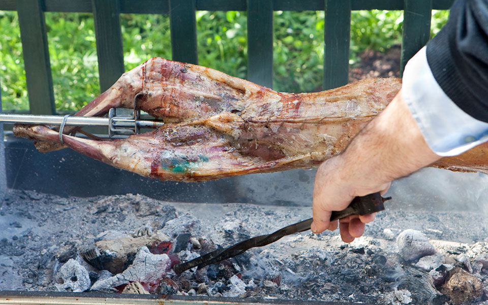 αρνί-το-μαστόρικο-ψήσιμο-στη-σούβλα-561826696