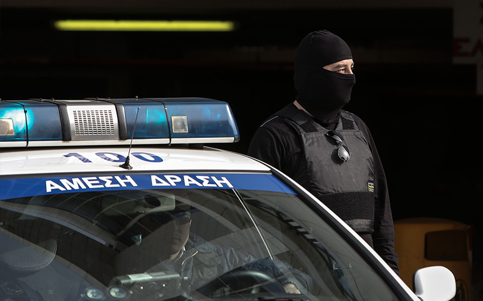 θεσσαλονίκη-χειροπέδες-σε-δύο-νεαρού-561809008