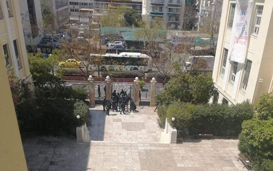 ασοεε-άγνωστοι-πέταξαν-πέτρες-σε-περι-561807025