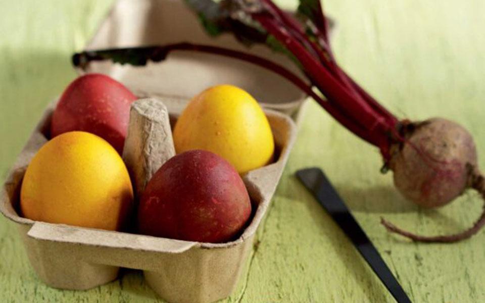 κόκκινα-και-κίτρινα-αυγά-με-φυσική-βαφ-561821632