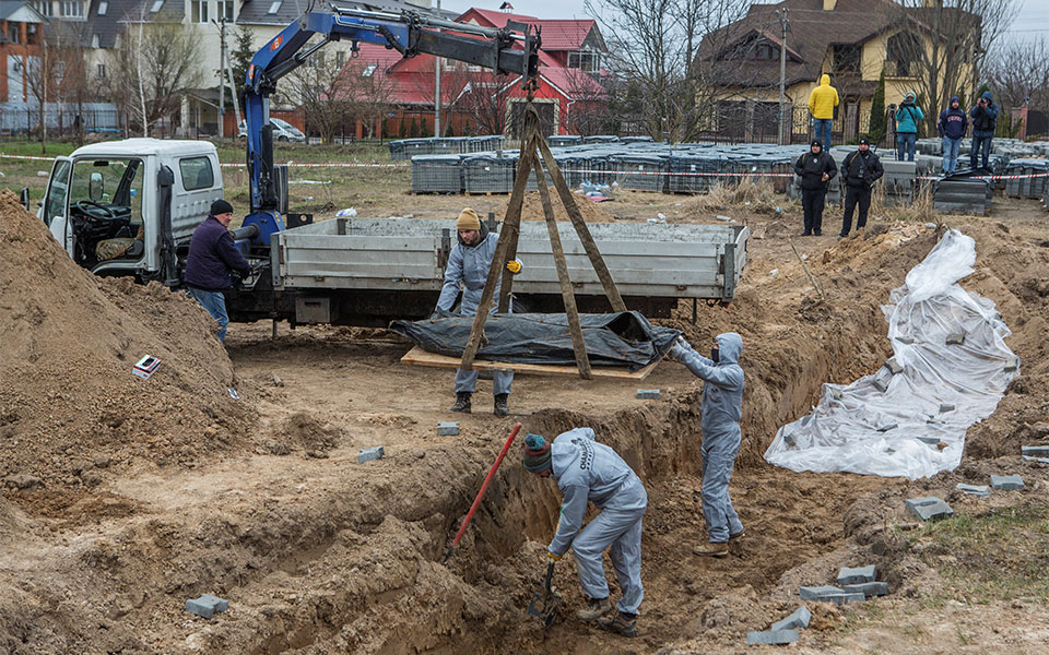 μπούκα-συλλέγοντας-τους-νεκρούς-οι-561811858