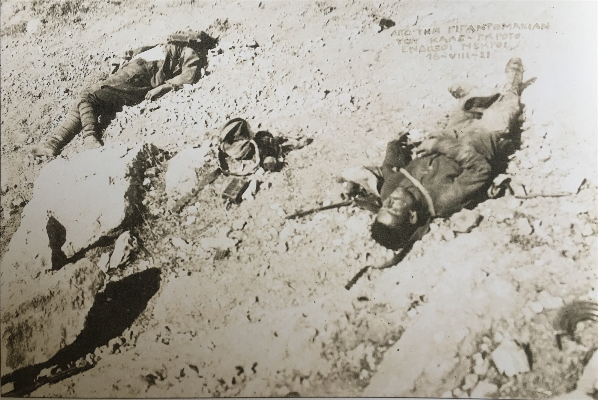 αραιά-νέφη-πλανώμενα-εις-την-ατμόσφα-561833776