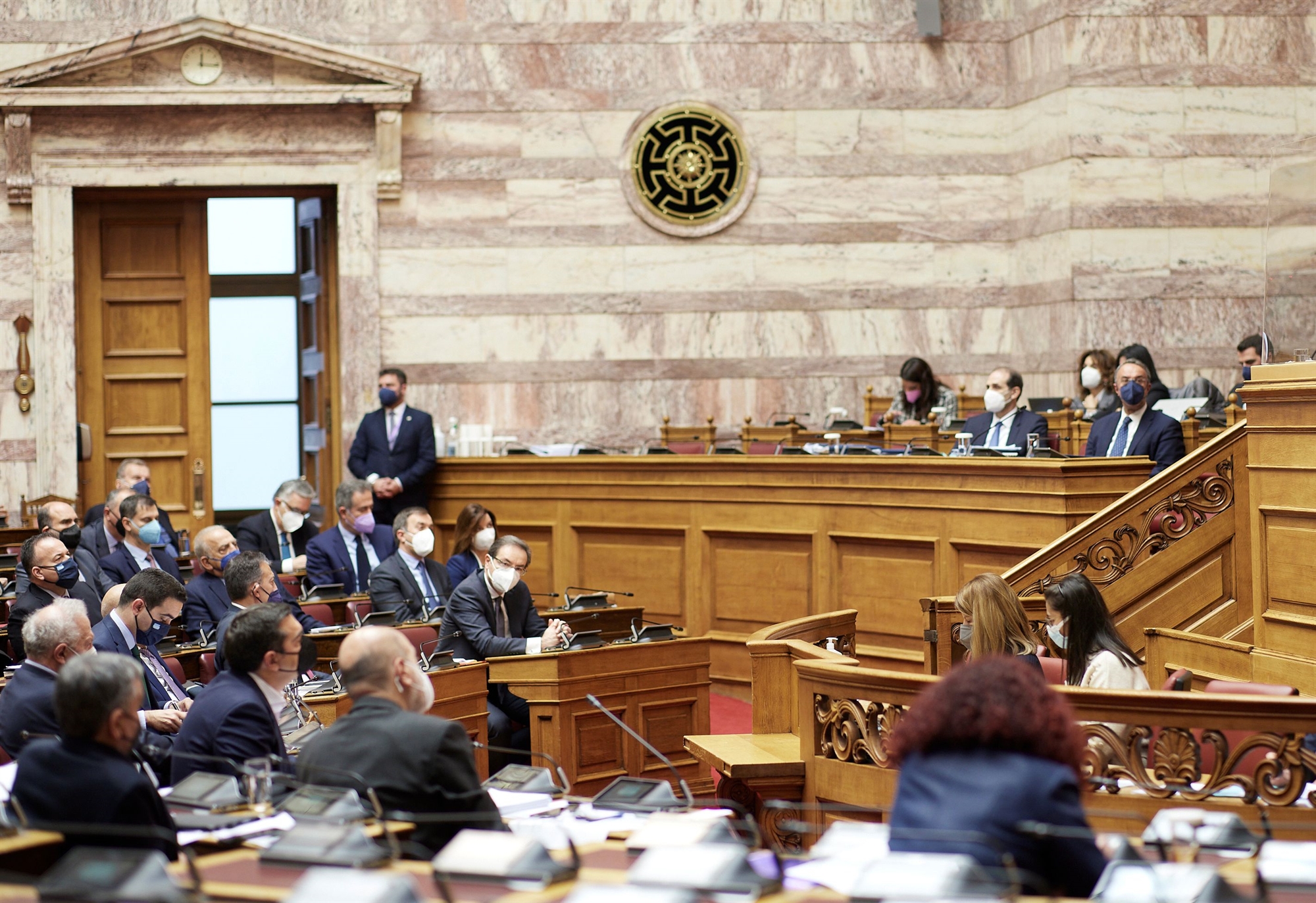 βουλή-διχάζουν-τα-μέτρα-στήριξης-561805753