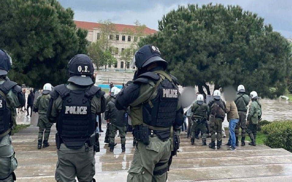 θεσσαλονίκη-επεισόδια-με-χημικά-μέσα-561817732