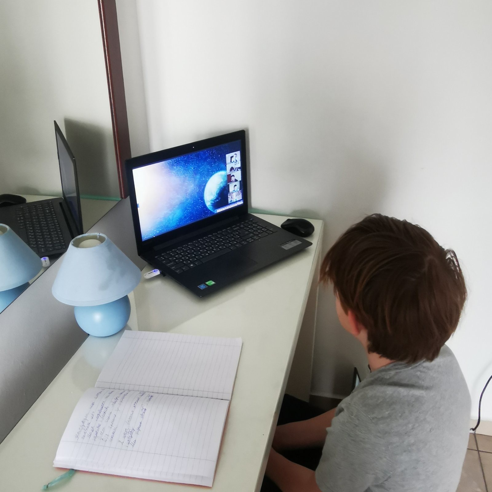 Στα θρανία της… τηλεκπαίδευσης τα παιδιά της Ουκρανίας-1