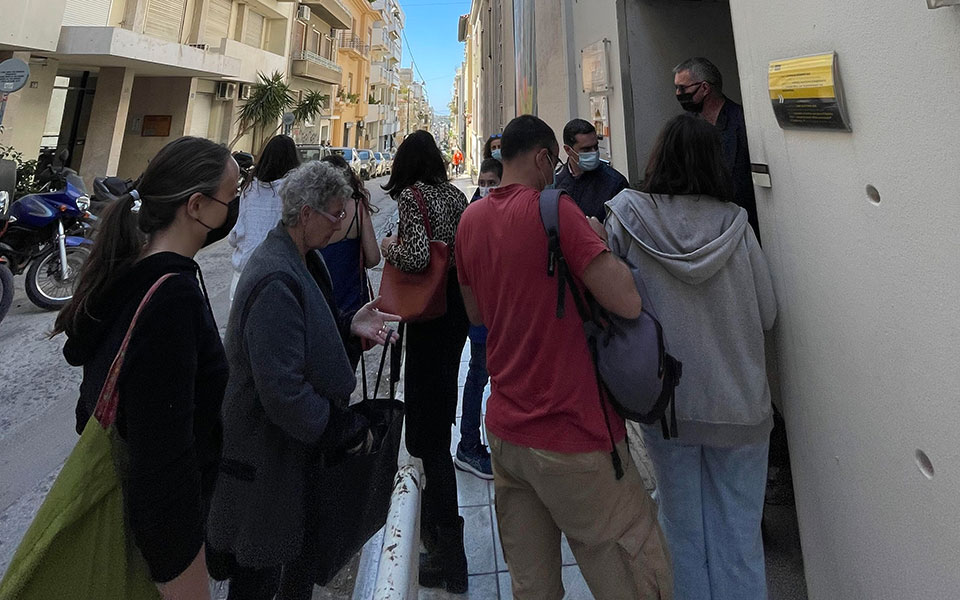 Εκλογές στη Γαλλία: Δεκάδες Γάλλοι ψήφισαν στην Αθήνα – Τι λένε στην «Κ»-1