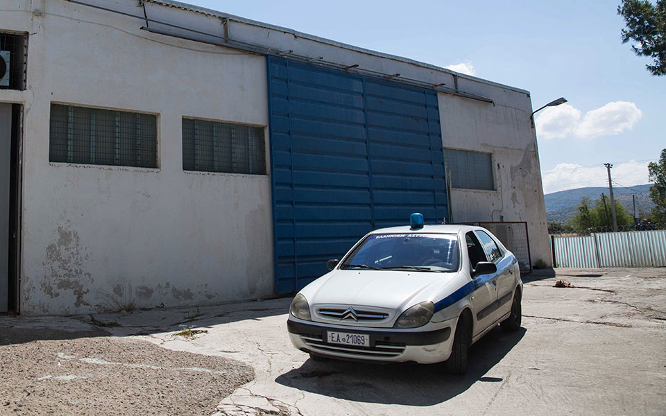 κερατσίνι-χειροπέδες-σε-δύο-άνδρες-γι-561810676