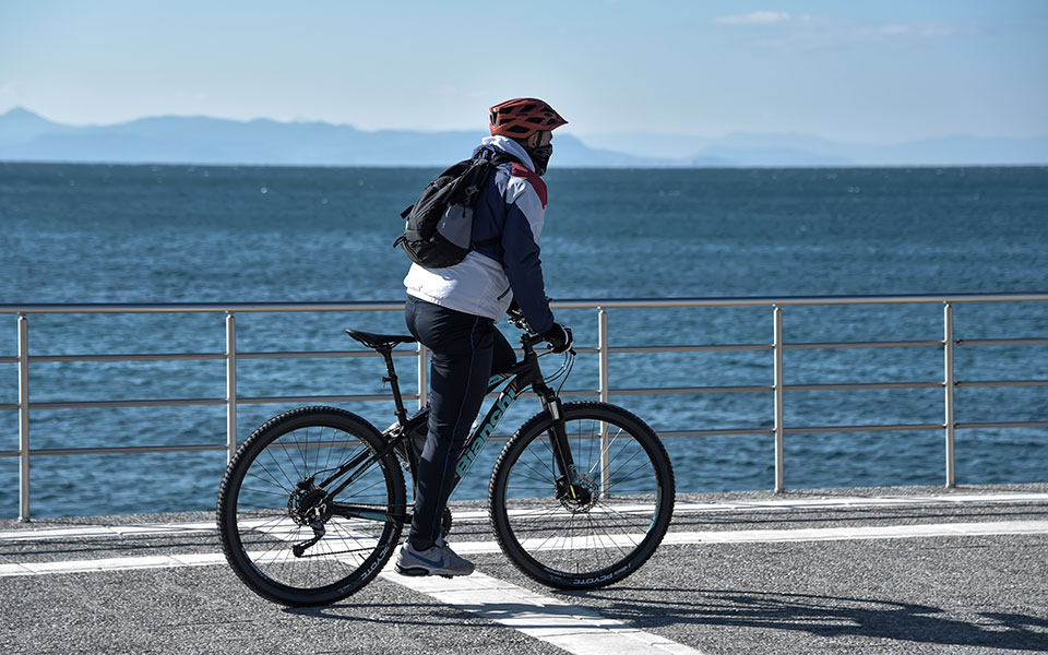 καιρός-αύριο-ήλιος-ζέστη-και-συννεφιά-561828478