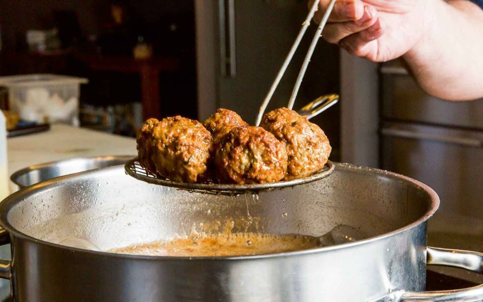 γαστρονόμος-οι-κεφτέδες-του-χριστόφο-561792379