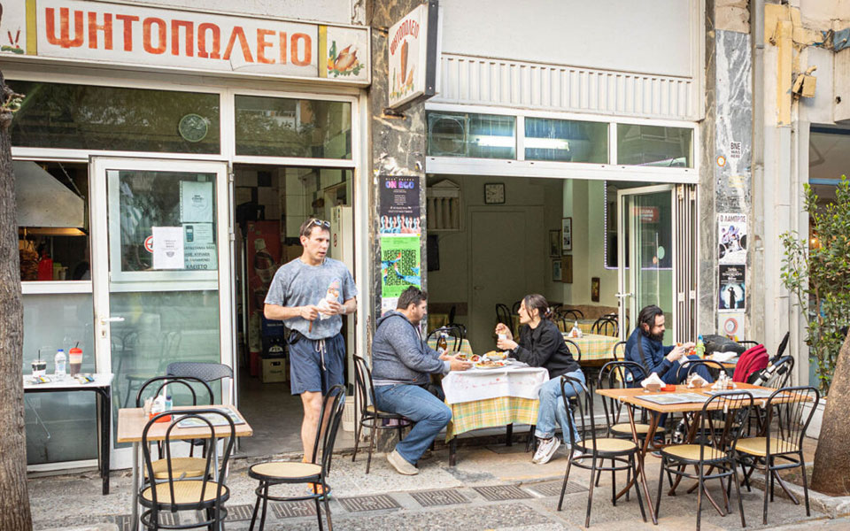 Τα Κορίτσια φτιάχνουν τα πιο νόστιμα σουβλάκια στο Κουκάκι από το 1977-1