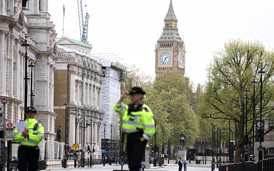 λονδίνο-συνελήφθη-άνδρας-με-μαχαίρι-κ-561817870